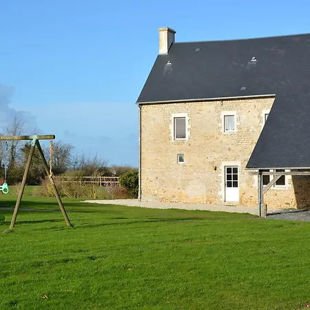 Vakantiehuis Cozy Farmhouse In Maisons With Fireplace Isigny-sur-Mer